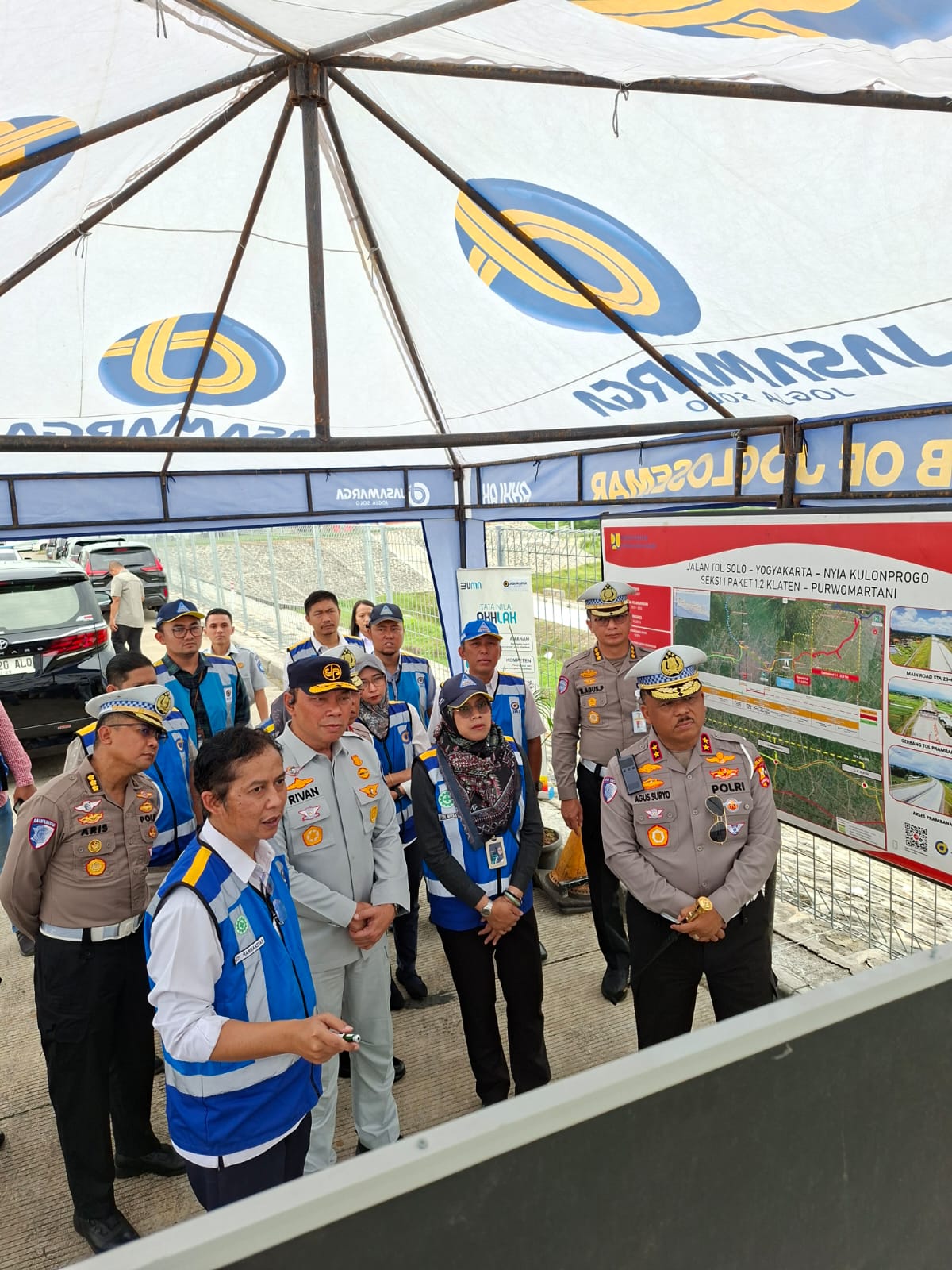 Kakorlantas Polri di dampingi Direktur Operasi Jasa Marga menerima penjelasan dari Direktur Utama PT Jasamarga Jogja Solo