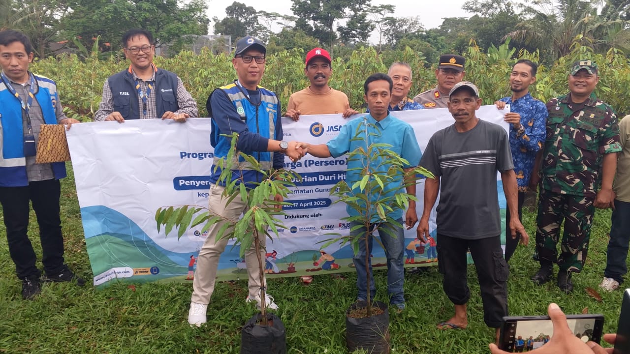 PT Jasamarga Jogja Solo menyerahkan 100 bibit pohon dalam kegiatan tersebut
