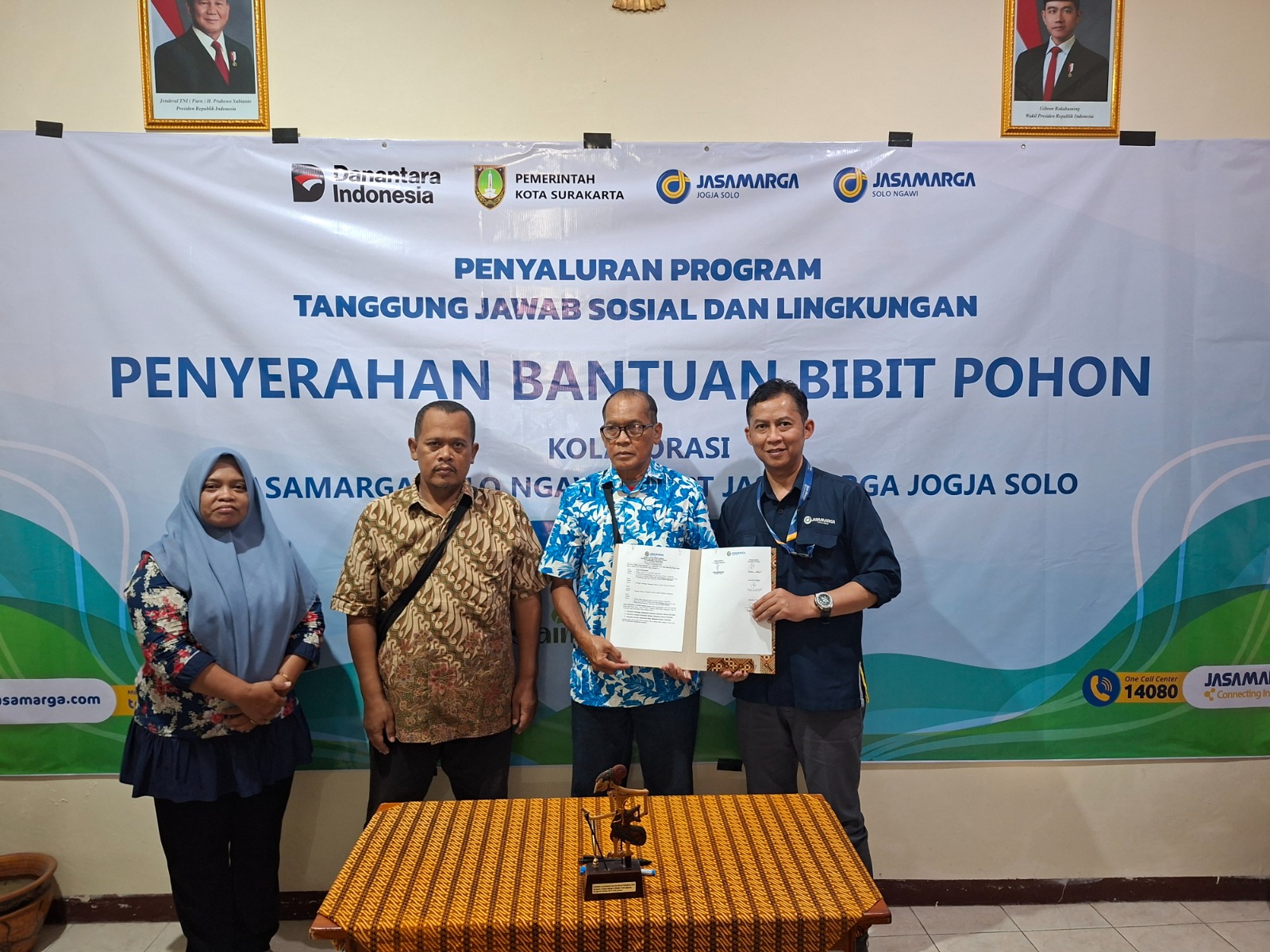 Direktur Utama PT Jasamarga Jogja Solo (JMJ) menyerahkan bantuan 300 bibit pohon kepada perwakilan warga memberikan bantuan bibit pohon kepada 3 Wilayah yang terdampak pembangunan Jalan Tol Jogja Solo