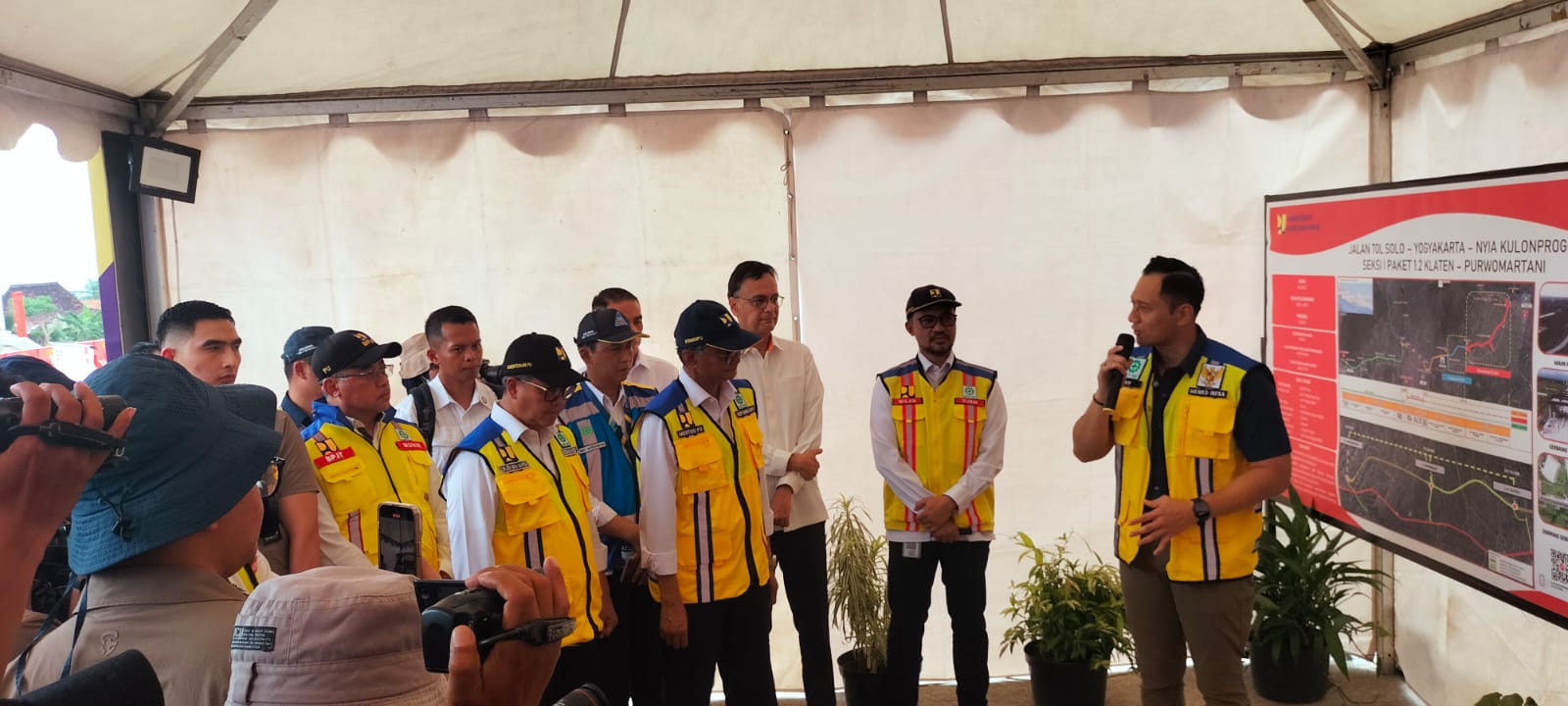 Menko Koordinator bidang infrastruktur dan pembangunan kewilayahan memberikan apresiasi dan mengucapkan terimakasih atas kerja keras kepada semua yang terlibat dalam proyek jalan tol Solo-Yogyakarta-NYIA Kulon Progo semoga dapat segera dirasakan manfaatnya secara optimal bagi masyarakat.