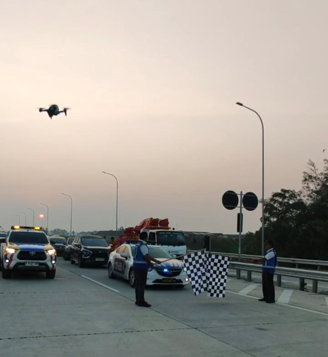 Di tempat berbeda (sta 21) pembukaan jalan Tol Klaten Prambanan dibuka langsung oleh Direktur Teknik PT Jasamarga Jogja Solo