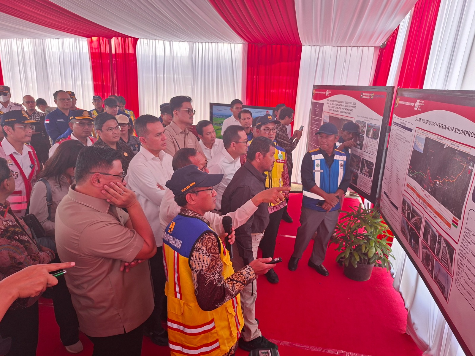 Komisi V DRR RI melaksanakan kunjungan kerja ke proyek Jalan Tol Solo-Yogyakarta-NYIA Kulonprogo bertempat di GT Purwomartani

Dalam kesempatan tersebut hadir juga Direksi PTJasamarga Jogja Solo beserta jajaran.

pada kesempatan tersebut wakil ketua komisi V sempat berdialog dengan Badan Pengatur Jalan Tol (BPJT) memastikan agar pembangunan berjalan sesuai target waktu,tepat mutu serta dapat memberian manfaat optimal bagi mobilitas masyarakat dan pertumbuhan ekonomi daerah.

Dan tidak lupa melalui kegiatan ini para bagi masyarakat yang akan melakukan perjalanan mudik menuju Yogyakarta maupun sebaliknya pada lebaran 2026 dapat menjadi lebih lancar, aman dan nyaman.