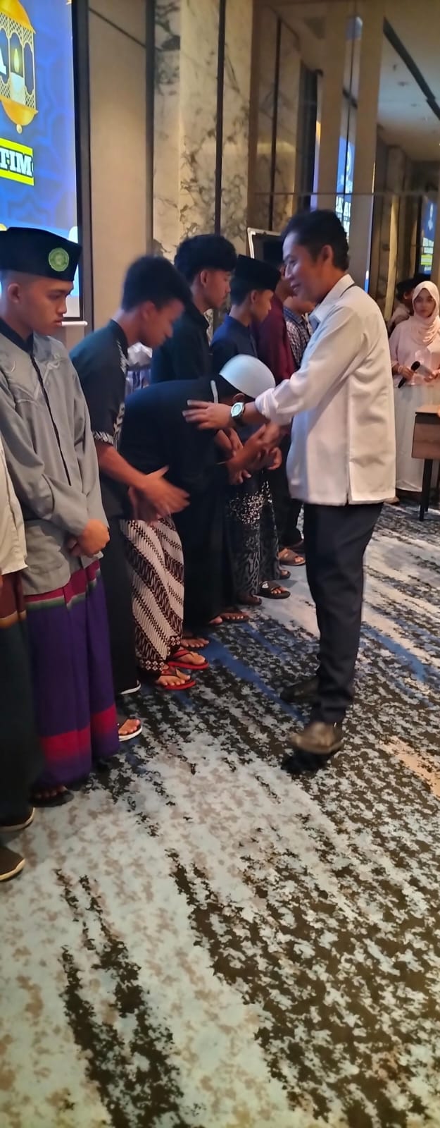 Direktur Utama PT JMJ turut serta dalam memberikan santunan & bingkisan dalam acara tersebut