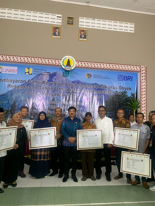 Menteri ATR/BPN melakukan sesi foto bersama dengan perwakilan Masyarakat yang menerima UGK