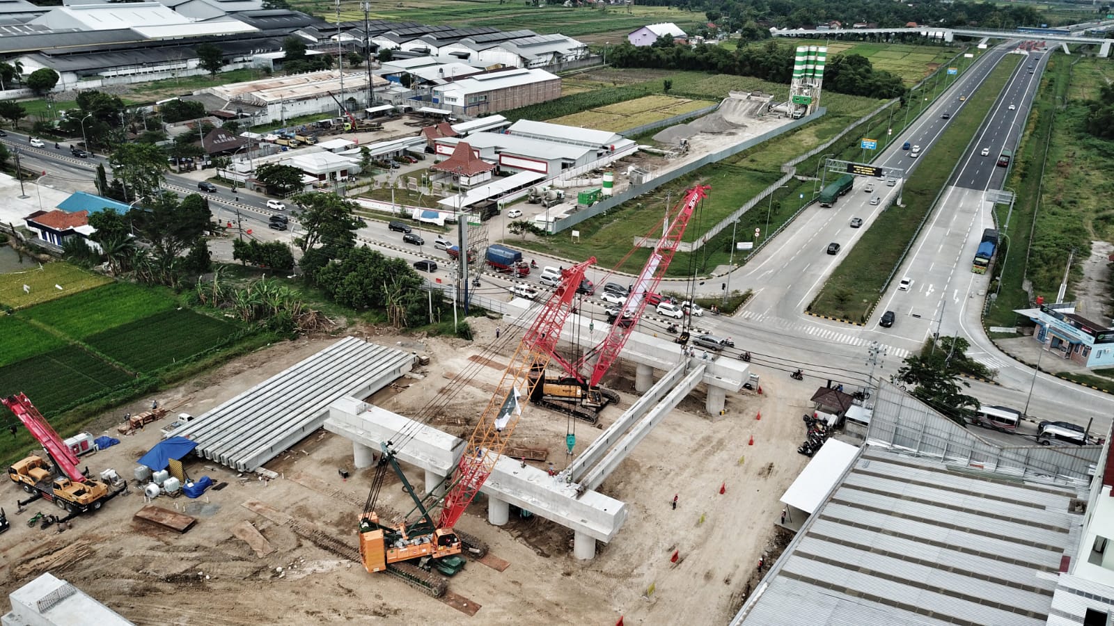 Kegiatan Awal Ererction Girder jembatan ngasem STA 0+500 kesuksesan pelaksanaan Erection Girder perdana ini merupakan salah satu sinyal positif terhadap penyelesaian konstruksi di Seksi 1. Bila kelak Jalan Tol Solo – Yogyakarta – YIA Kulon Progo Seksi 1 Ruas Kartasura – Purwomartani (42,37 KM) ini terwujud, waktu perjalanan Solo menuju Yogyakarta dapat di tempuh hanya dalam 30 menit.