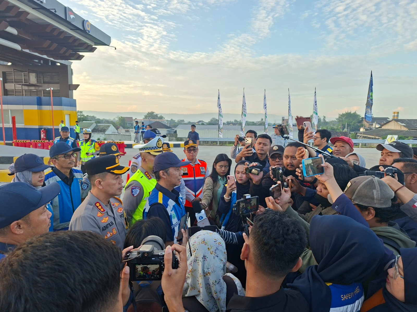 Tepat pada tanggal 16 Maret 2026 pukul 06.00 WIB telah dilaksanakan kick off jalur fungsional Prambanan-Purwomartani pada kesempatan tersebut hadir Dirlantas Polda DIY, Kapolres Sleman serta stakeholder terkait.
Jalur fungsional prambanan-Purwomartani dibuka dari tanggal 16 Maret 2026 - 29 Maret 2026