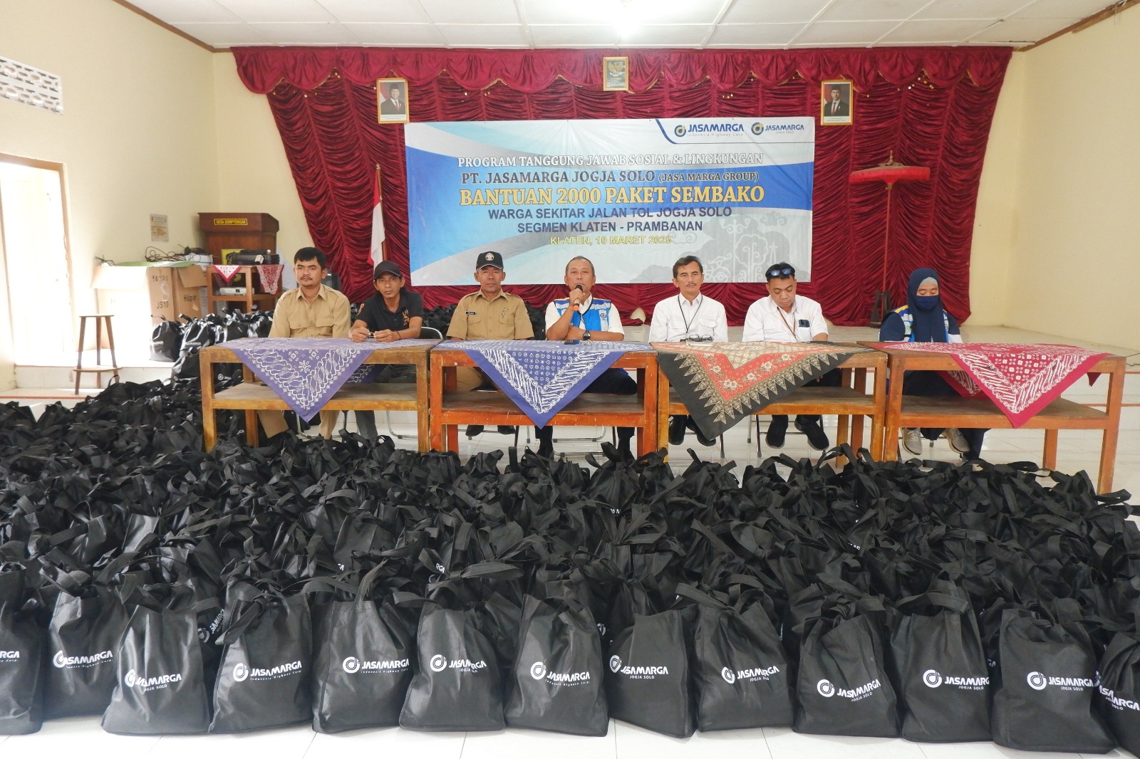 PT Jasamarga Jogja Solo salurkan 2000 paket sembako bagi warga di 4 Desa yang berada di sekitar koridor Jalan Tol