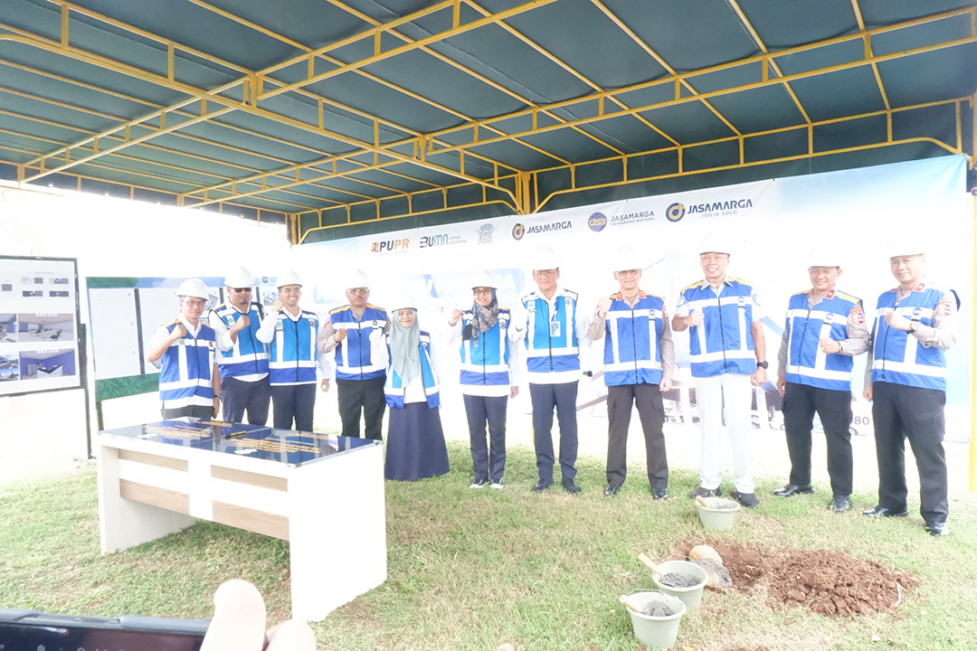 Direktur Utama PT Jasamarga Jogja Solo di dampingi Direktur Human Kapital, Direktur Operasi Jasamarga, Direktur Utama Jasaraharja , Direktur Utama PT Jasamarga Semarang-Batang dan Direktur Utama PT Jasamarga Trans Marga Jateng serta Kakorlantas Mabes Polri melakukan sesi foto bersama setelah melakukan seremonial peletakan Batu Pertama Pembangunan Kantor Induk PJR